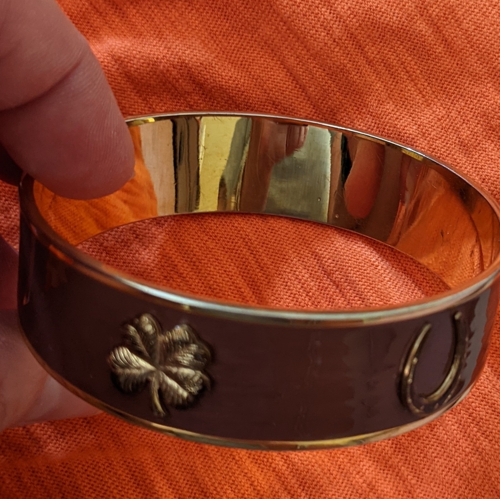Gold/brown bangle w/ horse shoes & 4 leaf clovers